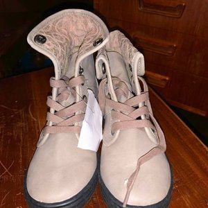 New Blowfish Leather Booties sz 2